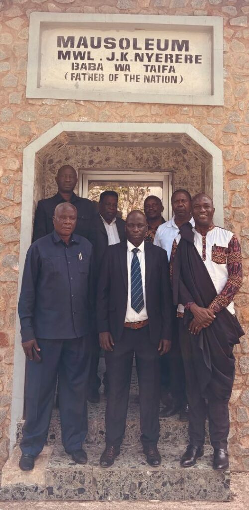 Chief Wanzagi J. Nyerere, Mhe. Dr. Wilson Mahera - Mgombea Ubunge Butiama, Chief Makwaia  III na waandamizi wengine, nje ya kaburi la Mwl. Nyerere, Butiama mchana huu. Heri kwetu sote ya siku ya Nyerere (Oct 14)!!